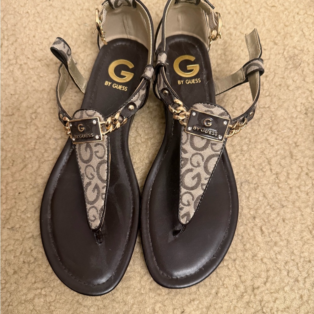 GUESS Women's Black and Tan thong Sandals